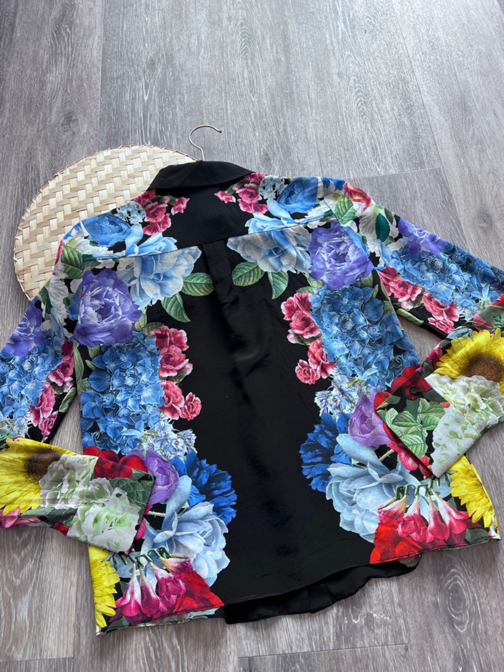 Alice + Olivia Brady 100% silk floral button down blouse - Picture 11 of 11